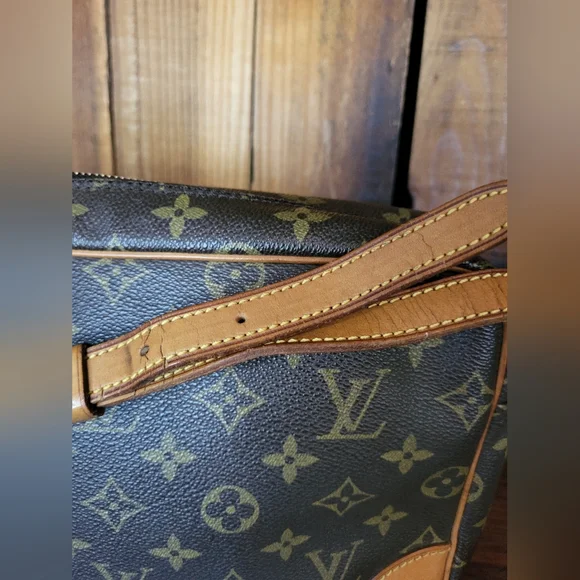 Louis Vuitton Trocadero 27 Monogram Crossbody Bag - Picture 9 of 16